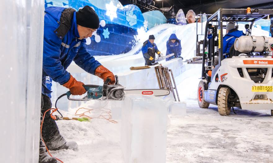 Ice Artisans from Harbin, China Begin Carving The Polar Express at Gaylord Rockies